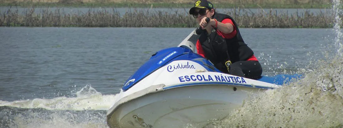 Pessoa em jet ski — Treinamento Náutico